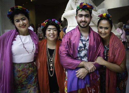 Un total de 1,100 personas se reunieron vestidas de Frida Kahlo en el Museo de Arte de...