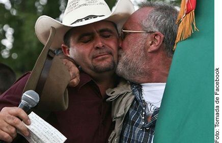 Julián LeBarón es abrazado por el activista Javier Sicilia. La foto fue tomada de Facebook...