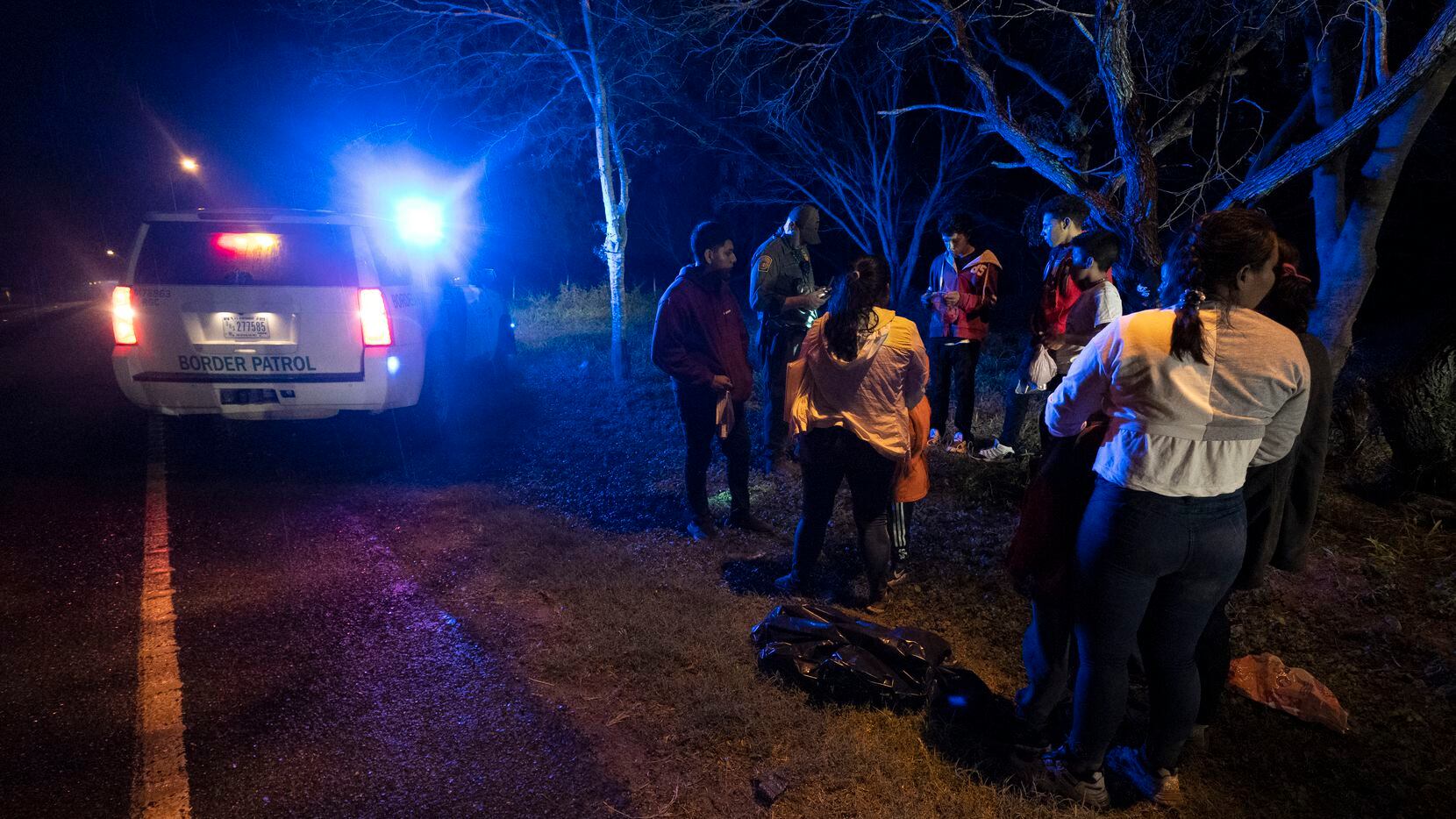 Un agente de inmigración detiene a un grupo de migrantes centroamericanos cuando caminaban...