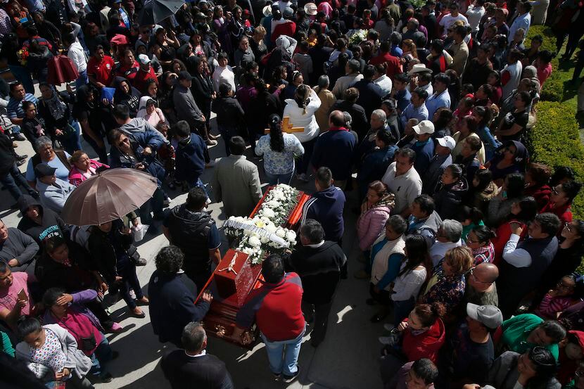 Un funeral de una de los fallecidos por la explosión al oleoducto en  Tlahuelilpan, México. AP
