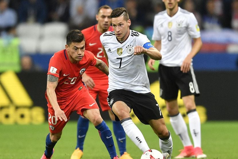 Charles Aranguiz (izq.) y Chile enfrentan el domingo a Alemania por el campeonato de la Copa...