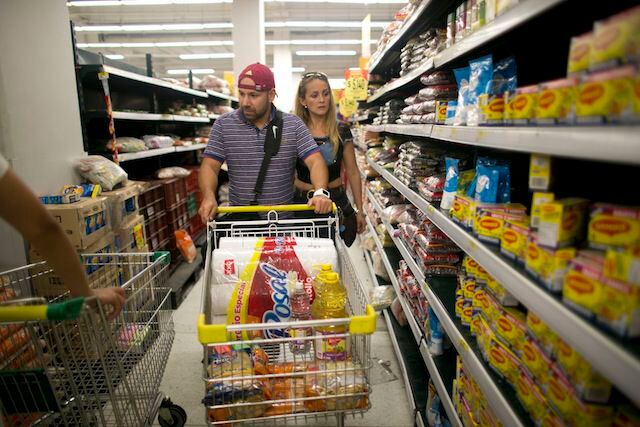Ramiro Ramírez y su esposa Tebie González recorren un supermercado en Cúcuta, Colombia.