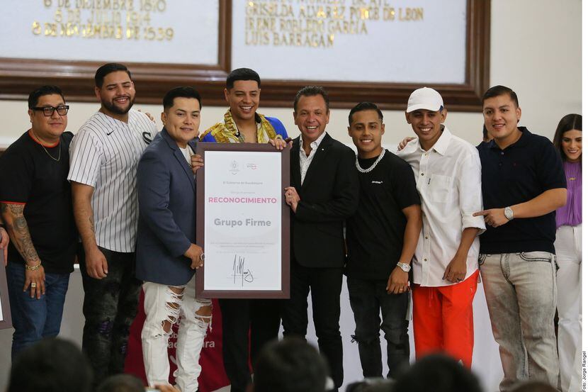 Grupo Firme recibe un reconocimiento en el Ayuntamiento de Guadalajara, Jalisco, y aprovecha...