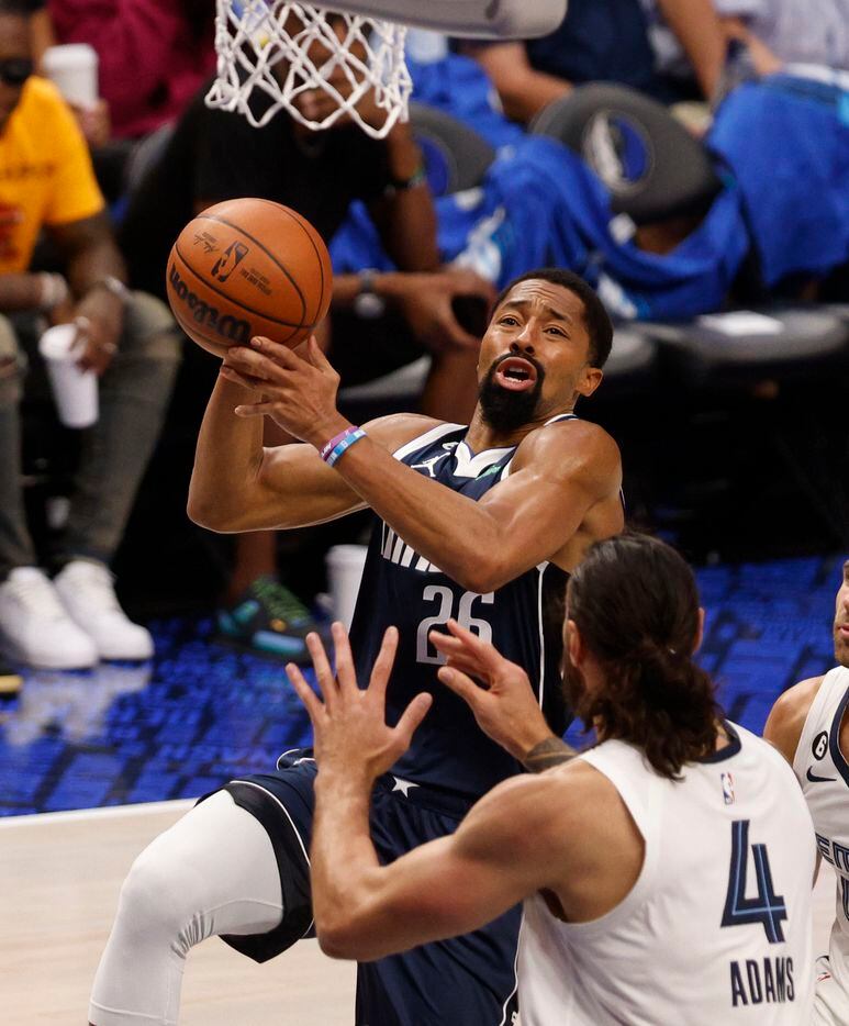 Dallas Mavericks guard Spencer Dinwiddie (26) drives to the basket against Memphis Grizzlies...