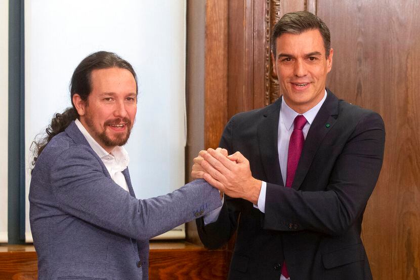 El presidente del gobierno español en funciones, Pedro Sánchez, a la derecha, y el líder del...