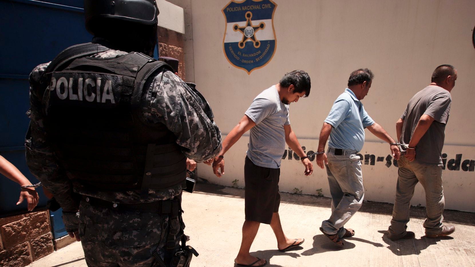 La policía arrestó a un grupo de personas acusadas de tráfico de migrantes en El Salvador.