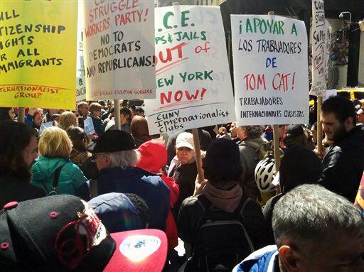 Empleados de la Panadería Tom Cat y simpatizantes protestan contra las políticas migratorias...