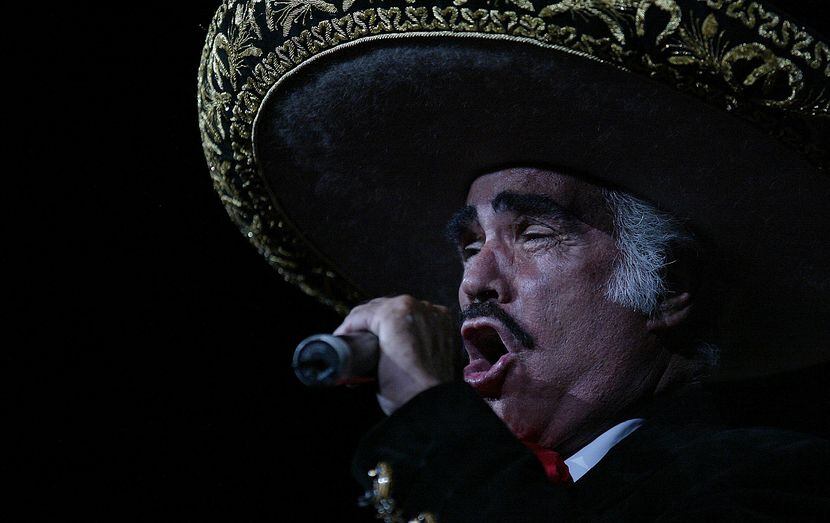 Vicente Fernández canta durante un concierto el 15 de octubre de 2004 en el American...