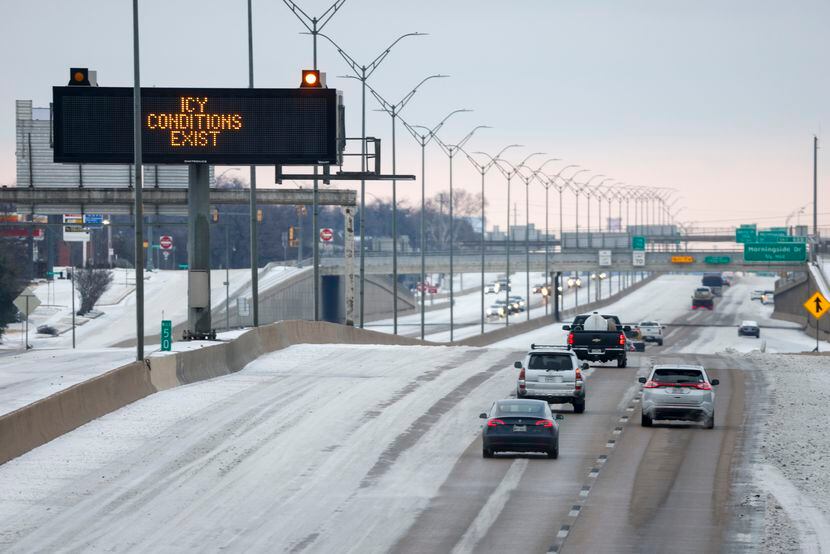 La I-35W cubierta de hielo el viernes 4 de febrero de 2022 en Fort Worth.