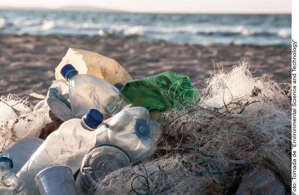 La gran parte de los desechos de plástico arrojados al agua van al fondo del mar.