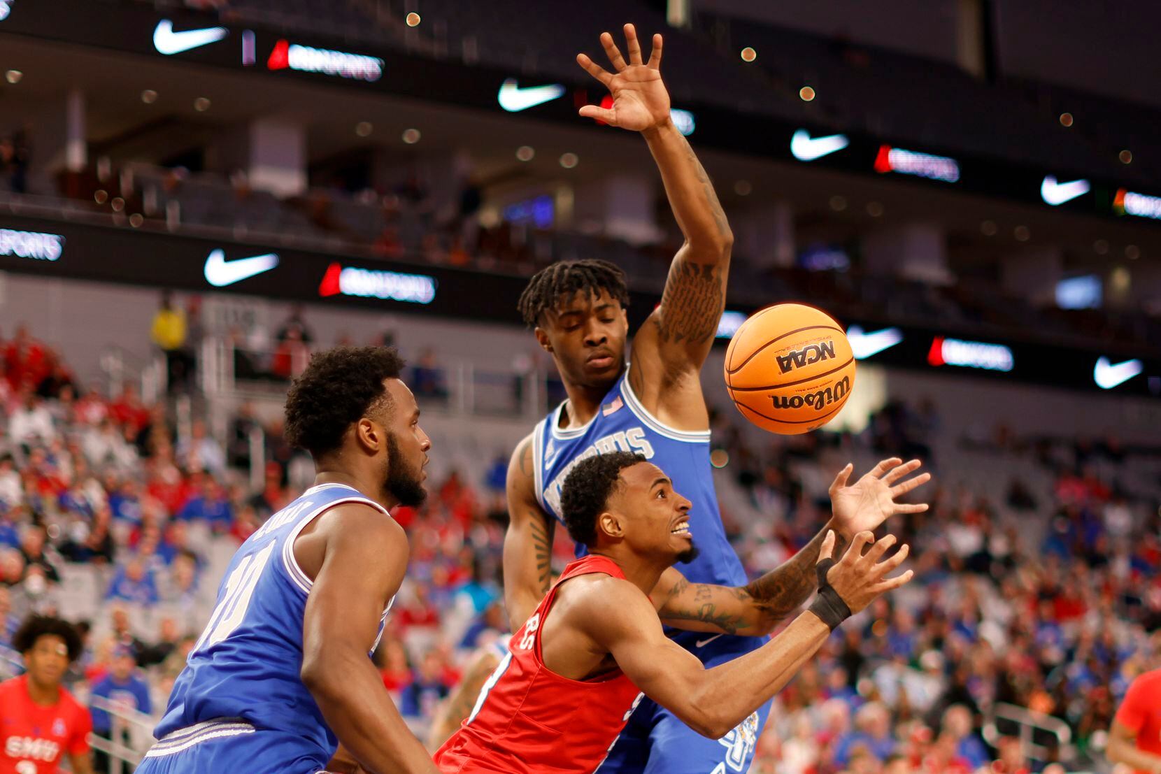 SMU guard Michael Weathers (23) loses the ball as he is defended by Memphis guard Alex Lomax...