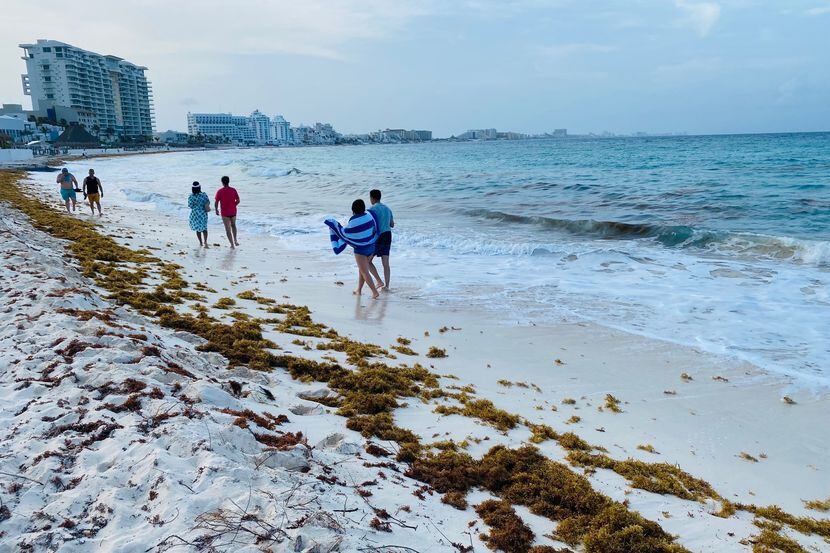 La vuelta al mundo en 8 playas de arena de colores