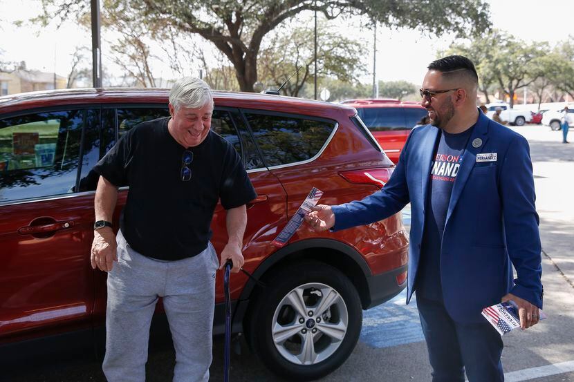 Gerson Hernández (derecha) es candidato republicano a la Cámara de Representantes de Texas...
