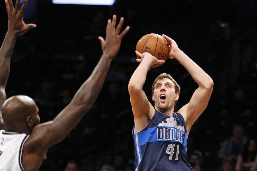 Dirk Nowitzki de los Mavericks de Dallas promedia 14.4 puntos y 6.6 rebotes por partido en...