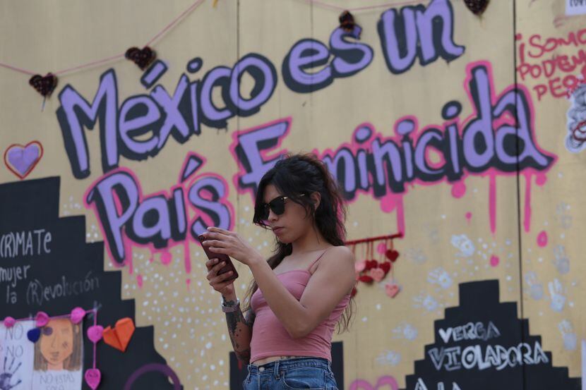 Una leyenda en una pared en la Ciudad de México denuncia la alta incidencia de crímenes...
