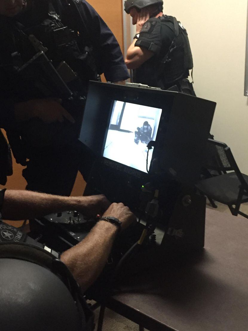 Jeremy Borchardt manejó el robot-bomba a control remoto. En esta foto de SWAT se observa a...