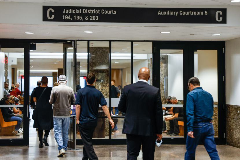 Las cortes en el condado de Dallas procesan casos de personas que buscan que sus...