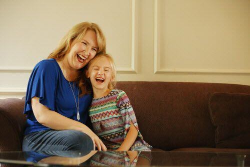 Mary Dunklin, sobreviviente de cáncer de seno, y su hija Lily Dunklin en su hogar (DMN).
