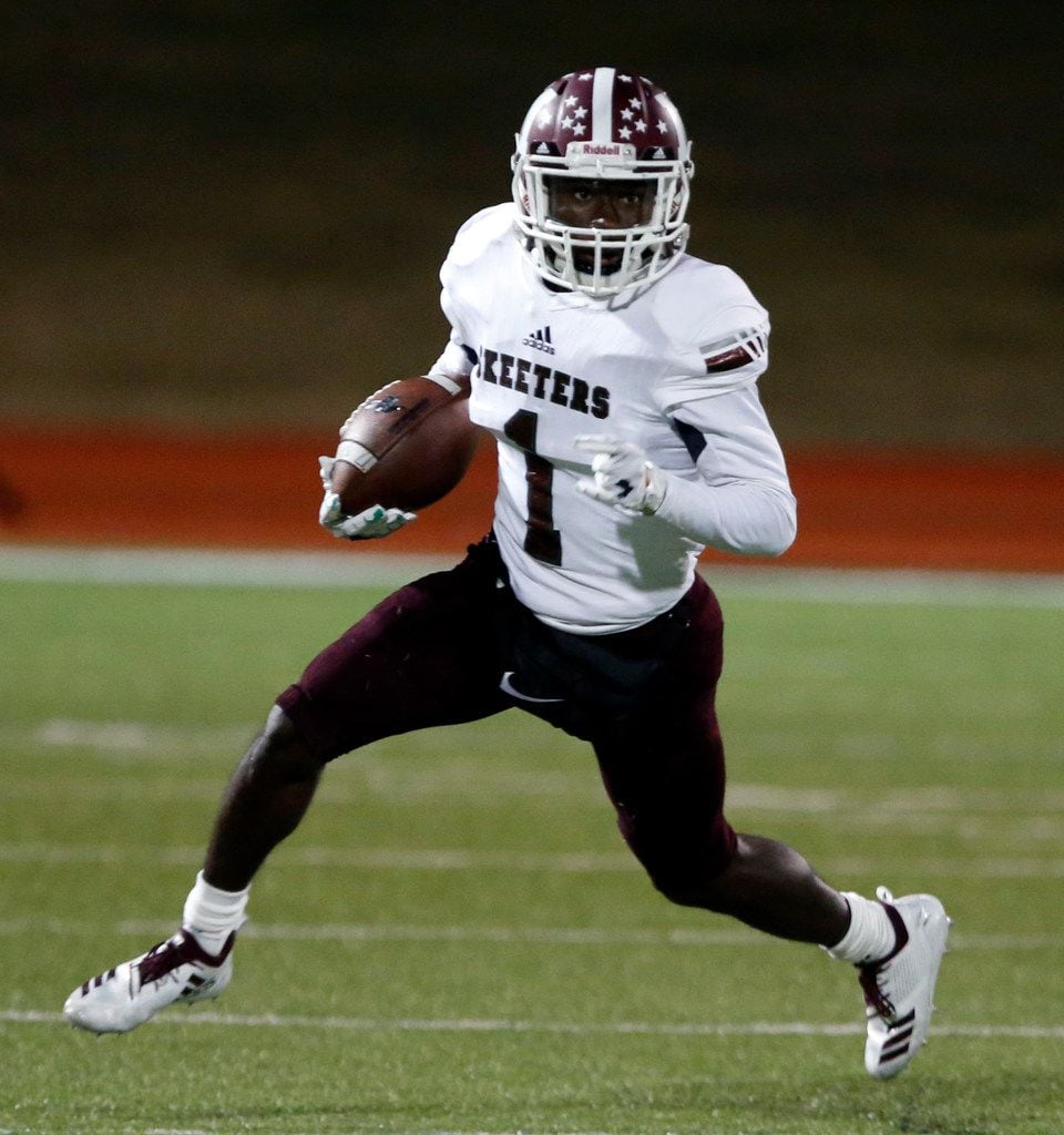 Mesquite WR Ja'Darion Smith (1) runs with the ball during the first half of the Mesquite Vs....