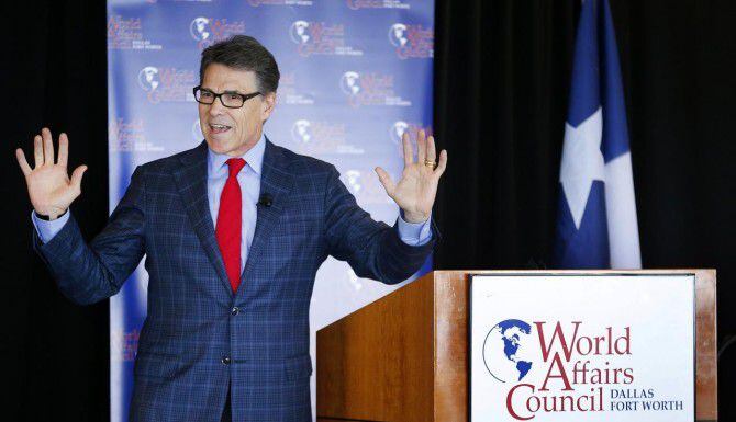 El ex gobernador de Texas Rick Perry criticó a su sucesor, Greg Abbott, por ordenar vigilar...