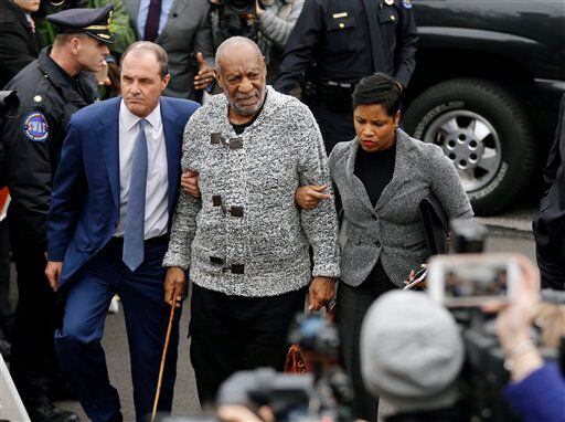 Bill Cosby arriba a un tribunal para enfrentar cargos de agresión sexual agravada, el...