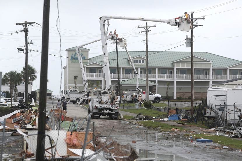 Trabajadores tratan de restaurar la energía eléctrica en Emerald Isle, de Carolina del...