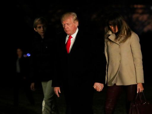 El presidente Donald Trump regresa a la Casa Blanca en Washington el primero de enero del...