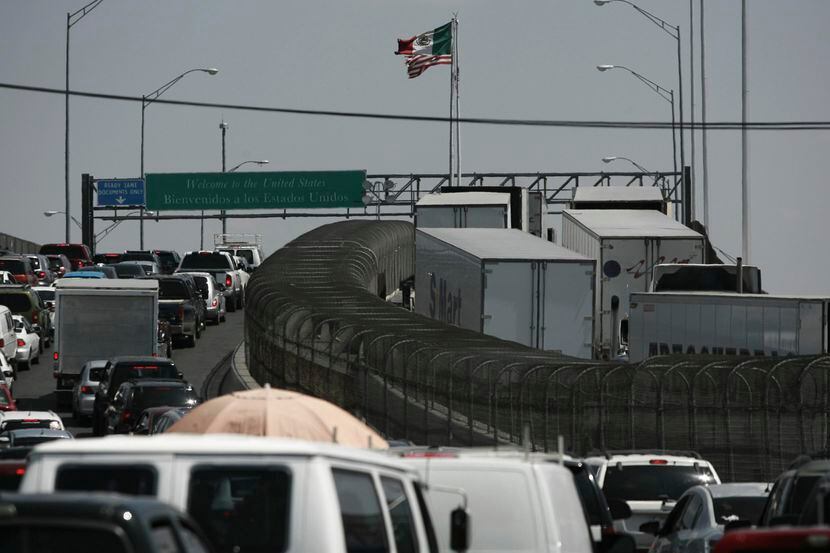 Camiones de carga en el Puente Internacional de Las Américas entre El Paso, Texas y Ciudad...