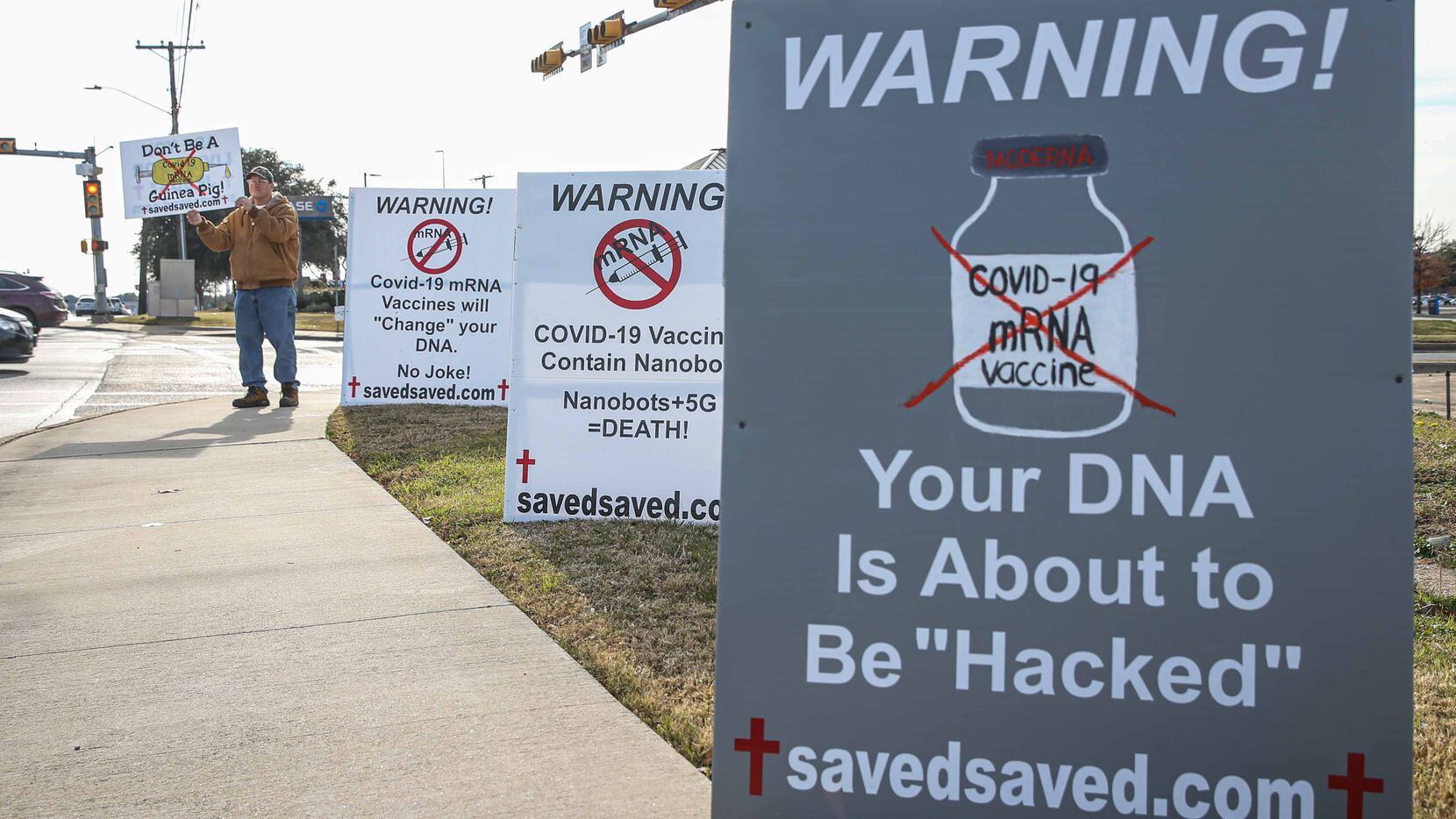 Matt Tiemann puso carteles para advertir sobre posibles efectos de la vacun en Arlington,...
