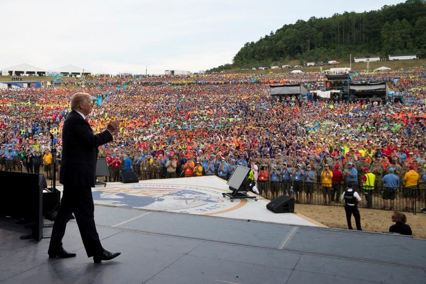 El presidente Donald Trump tras su discurso en el  2017 National Scout Jamboree in Glen...