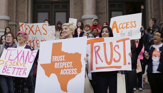 Estudiantes y activistas durante una protesta en Austin contra la ley que prohíbe el aborto...