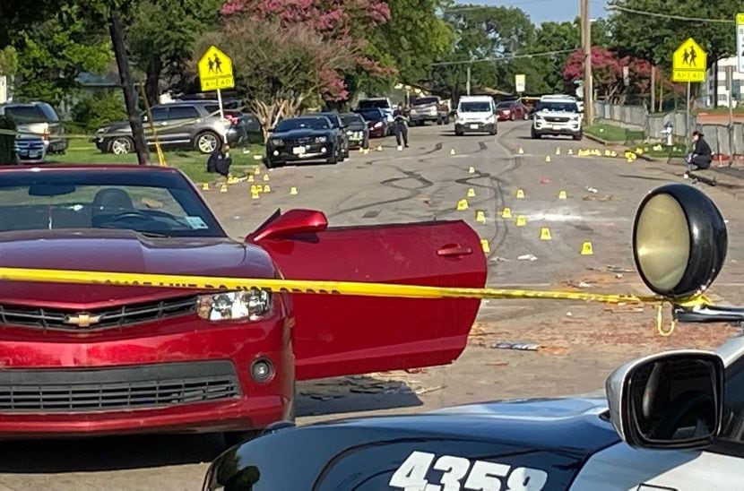 Policías de Dallas investigan la escena de una balacera el lunes en Lake Highlands.