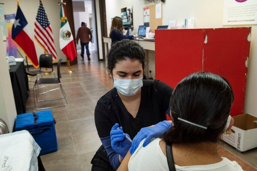 En marzo se realizó una clínica de vacunación contra covid-19 en el Consulado de México en...