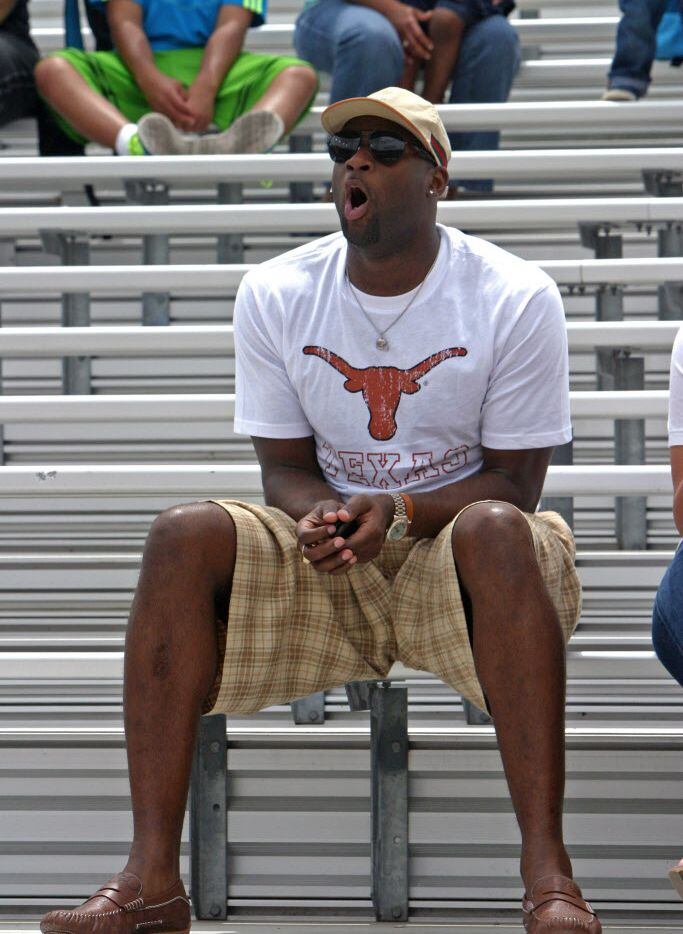 Former Texas quarterback Vince Young cheers for the Longhorns during the first half of the...