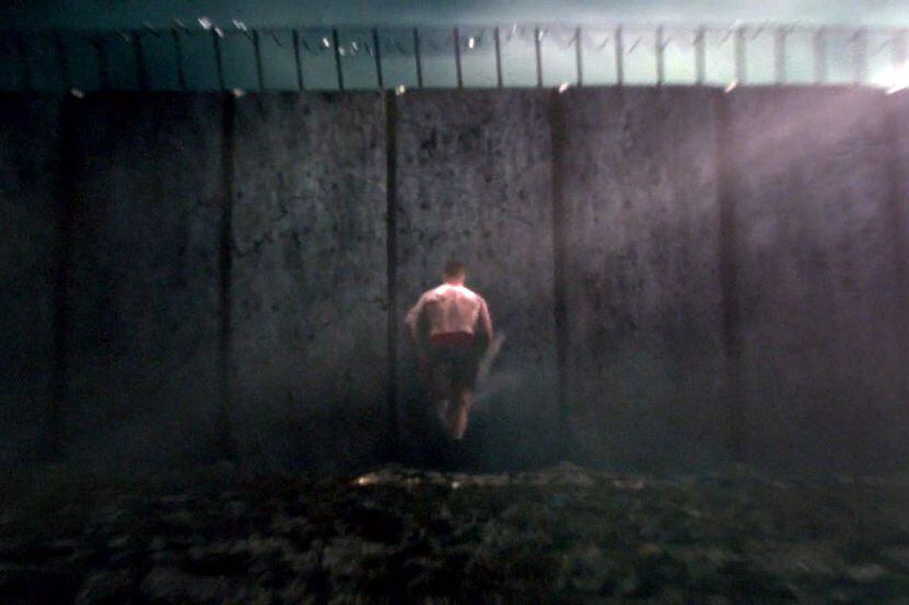 Una imagen del video donde se ve a Canelo Álvarez a punto de cruzar un muro virtual. 
