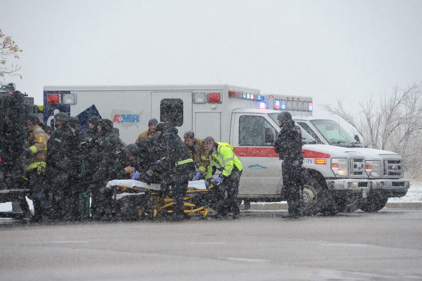 Un oficial herido es transportado a una ambulancia tras una balacera en Colorado Springs....