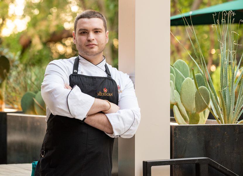 El chef Rodrigo Lomelí afuera del restaurante The Mexican en Dallas, el 3 de octubre de 2022.
