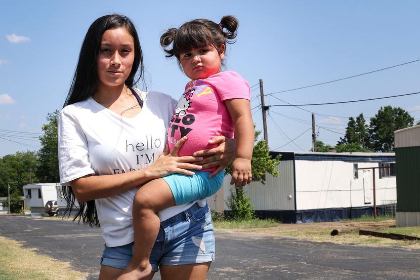 Betsy Alcalá, junto a su hija Mía Luna, de 2 años, es residente de Pondera Mobile Home Park....