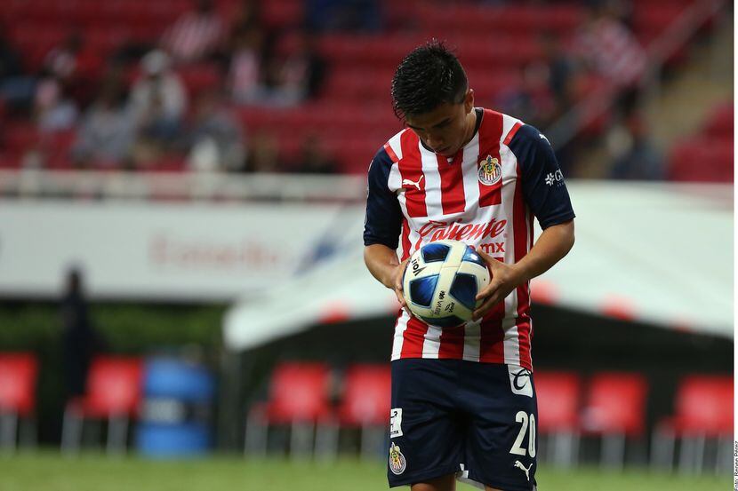 León goleó como visitante 3-0 a las Chivas en jornada de media semana del futbol mexicano.