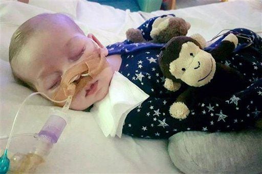 Esta fotografía del bebé británico enfermo, Charlie Gard, fue proporcionada por su familia y...