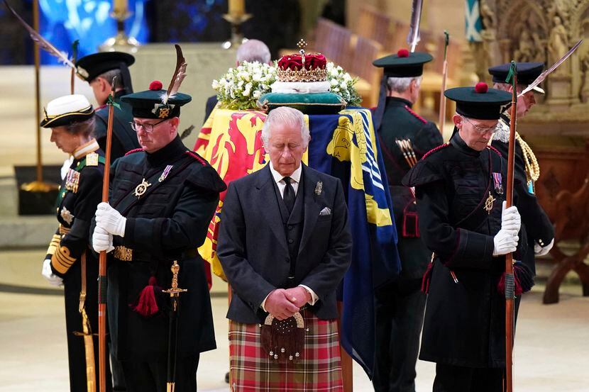 El rey Carlos III, en el centro, y otros miembros de la familia real británica velan el...