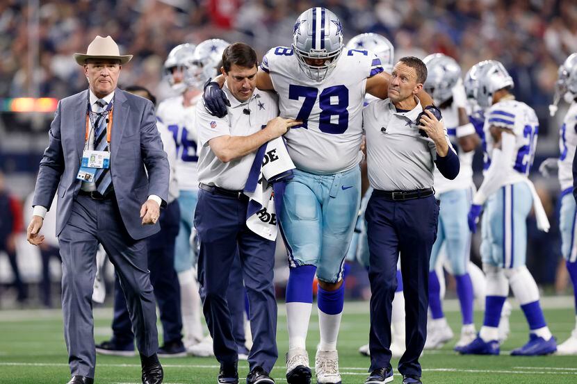 El tackle ofensivo de los Dallas Cowboys, Terence Steele (78), camina hacia el vestuario...