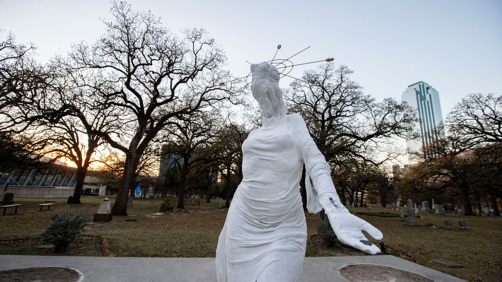 Una estatua humanoide apareció esta semana en Pioneer Park, en el lugar donde estaba un monumento confederado que fue retirado en 2020.