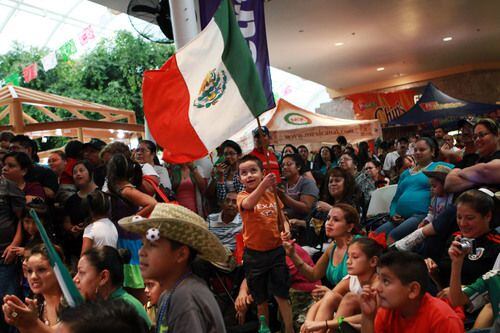 Cesar Quintana, 5, ondea la bandera mexicana durante una celebración del Día de la...