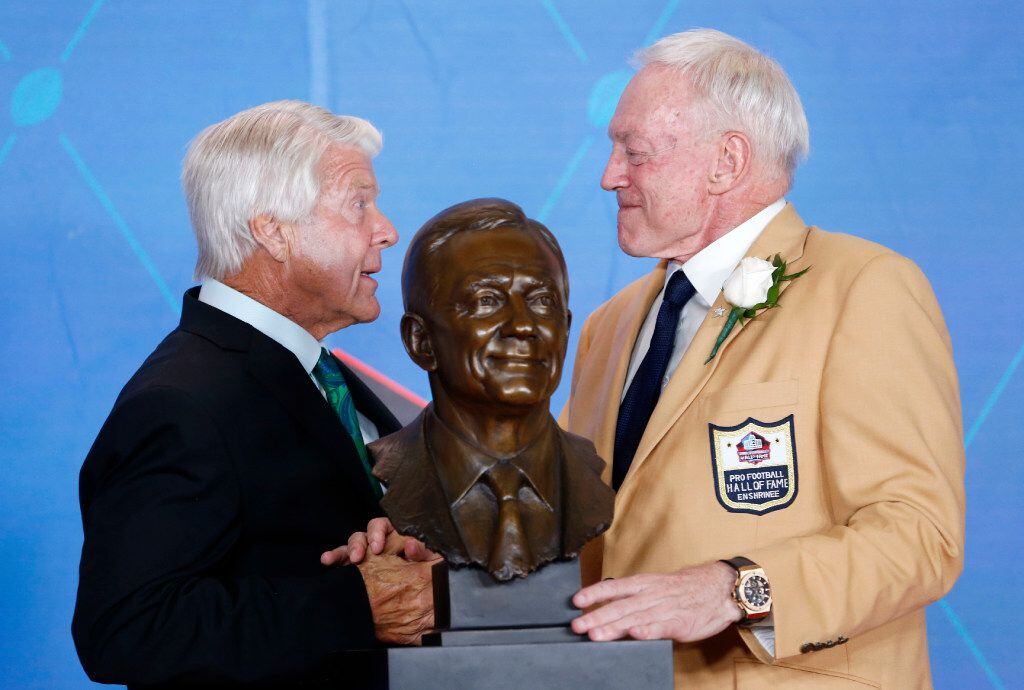 Former Dallas Cowboys head coach Jimmy Johnson talks with 2017 Pro Football Hall of Fame...