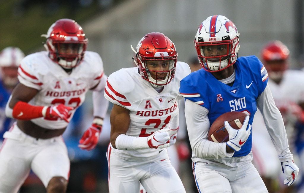 Southern Methodist Mustangs wide receiver James Proche (3) breaks away from Houston Cougars...