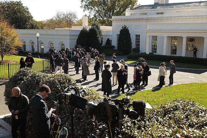 Periodistas afueras de la Casa Blanca donde el se reunía el presidente electo Donald Trump y...