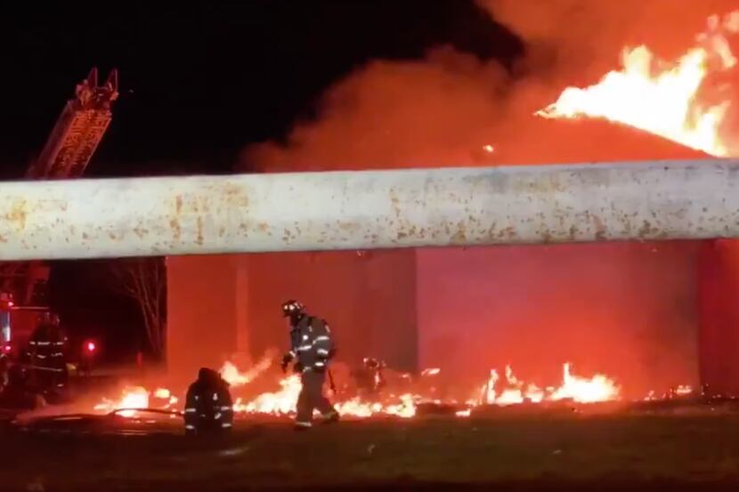 Escombros en llamas cayeron sobre un bombero en Dallas.