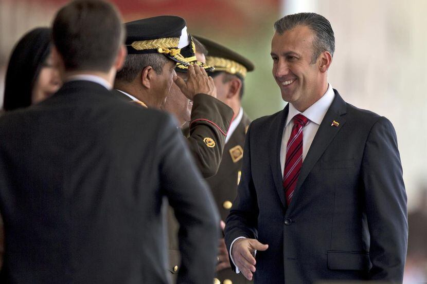 El Vicepresidente de Venezuela, Tareck El Aissami, derecha, saluda a un oficial del ejército...