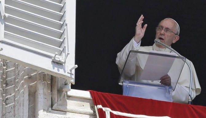 El papa Francisco bendice al público que asistió a una misa de mediodía en la Plaza de San...